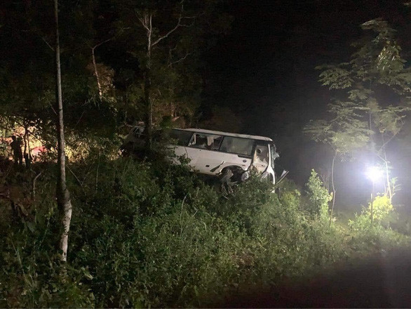 Xe chở khách du lịch lao xuống vực khiến 3 người tử vong, 10 người bị thương ở Phú Thọ